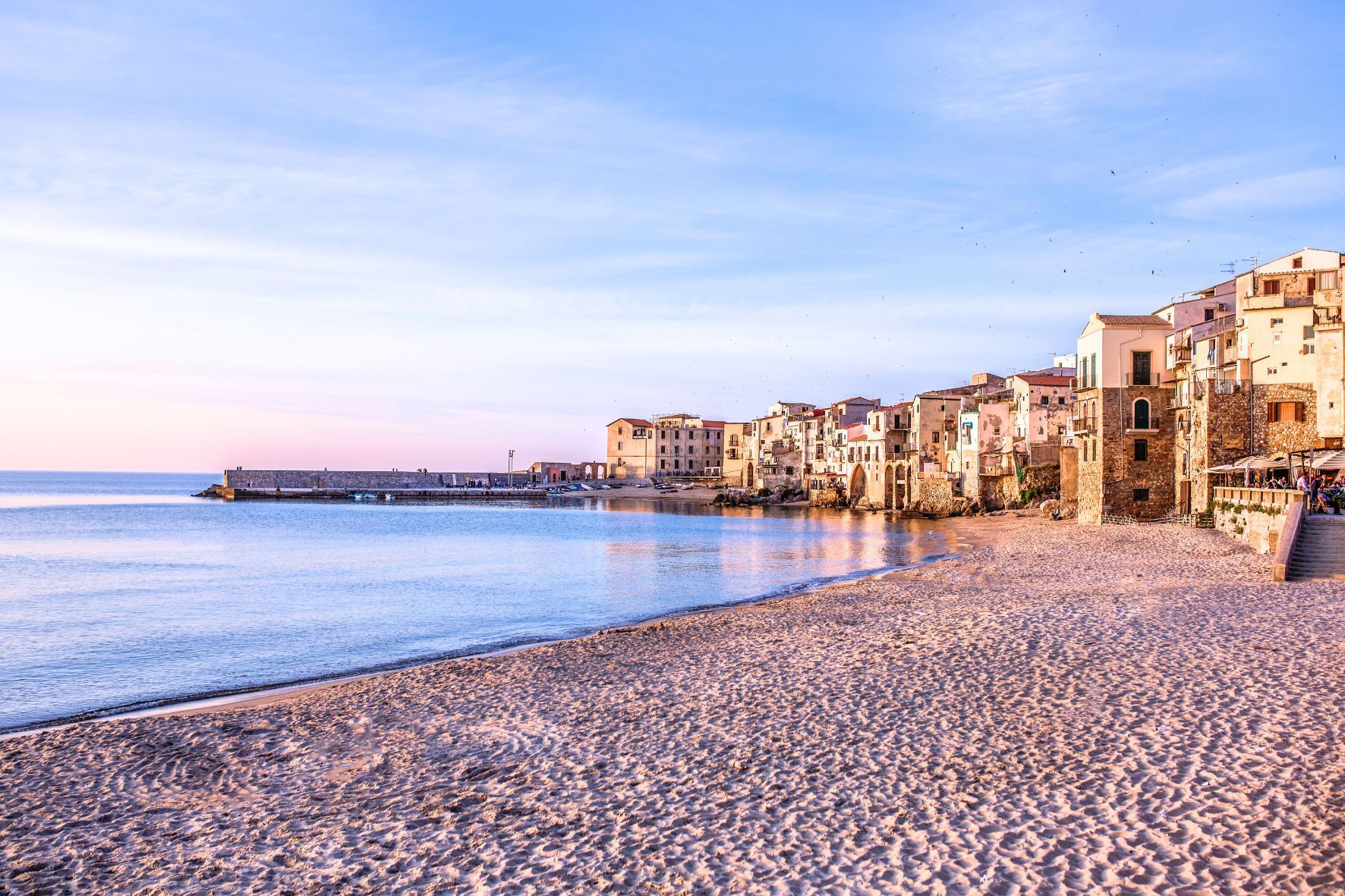 Scopri le Spiagge di Cefalù -  Un Paradiso Costiero da Esplorare con i Nostri Mezzi
